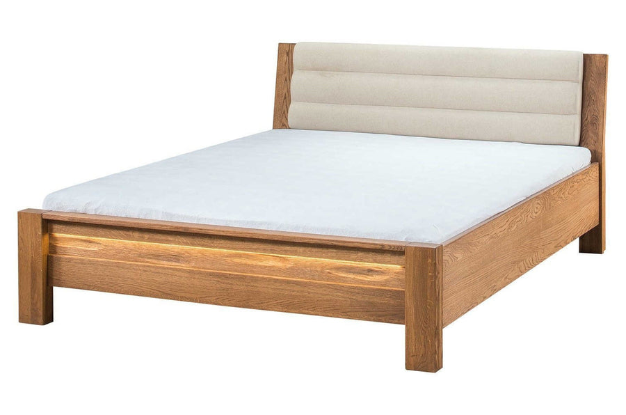 Estrutura de cama VESKOR em carvalho maciço da colecção Velvet. Mobiliário nórdico com um design moderno.