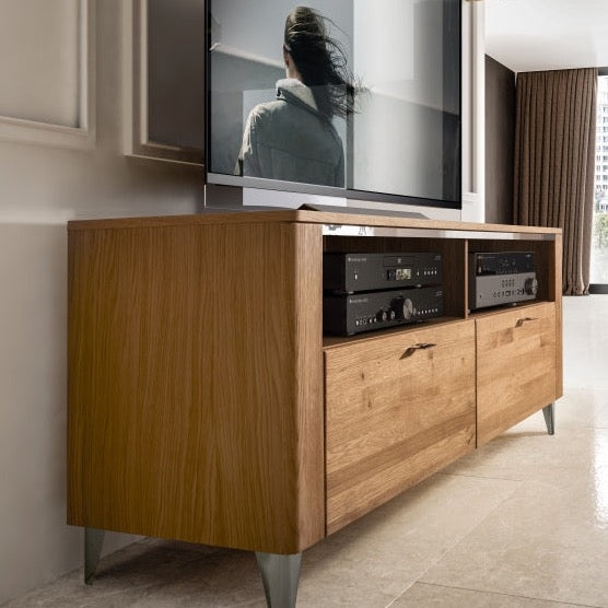 Móveis VESKOR em carvalho maciço da coleção Latina. Móveis nórdicos com um design moderno.