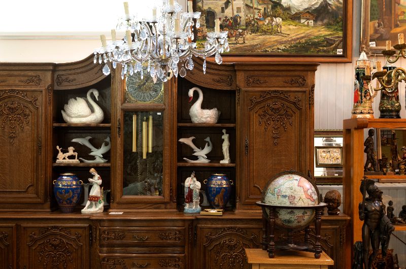 como decorar uma vitrina antiga