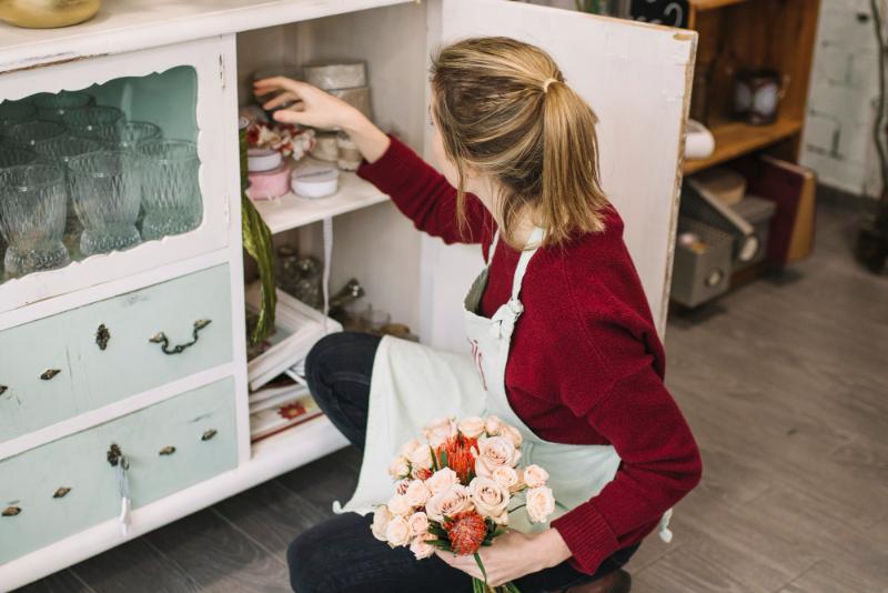 Como decorar uma vitrina de sala de jantar?