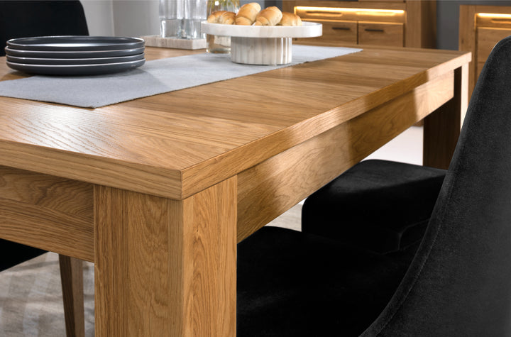 Mesa de jantar extensível VESKOR em carvalho maciço da coleção London. Mobiliário nórdico com um design moderno. 