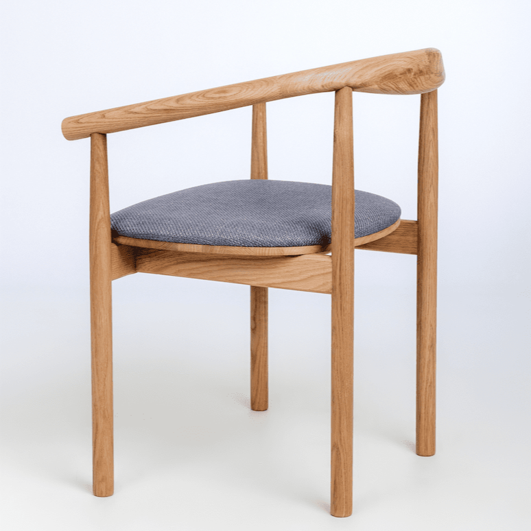 VESKOR Cadeira estofada em carvalho maciço da coleção Lea Mobiliário nórdico com um design moderno Mobel.Store