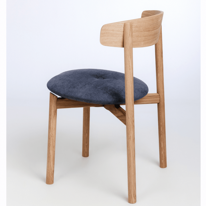 VESKOR Cadeira estofada em carvalho maciço da coleção Nora Mobiliário nórdico com um design moderno Mobel.Store