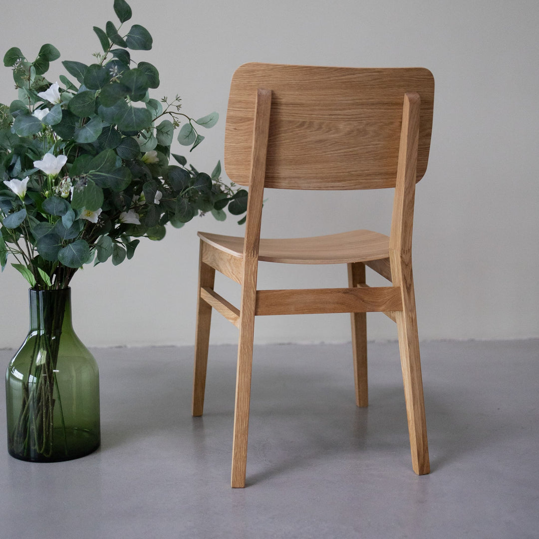 VESKOR Conjunto de cadeiras de jantar em carvalho maciço da coleção Dania Mobiliário nórdico com um design moderno Mobel.Store