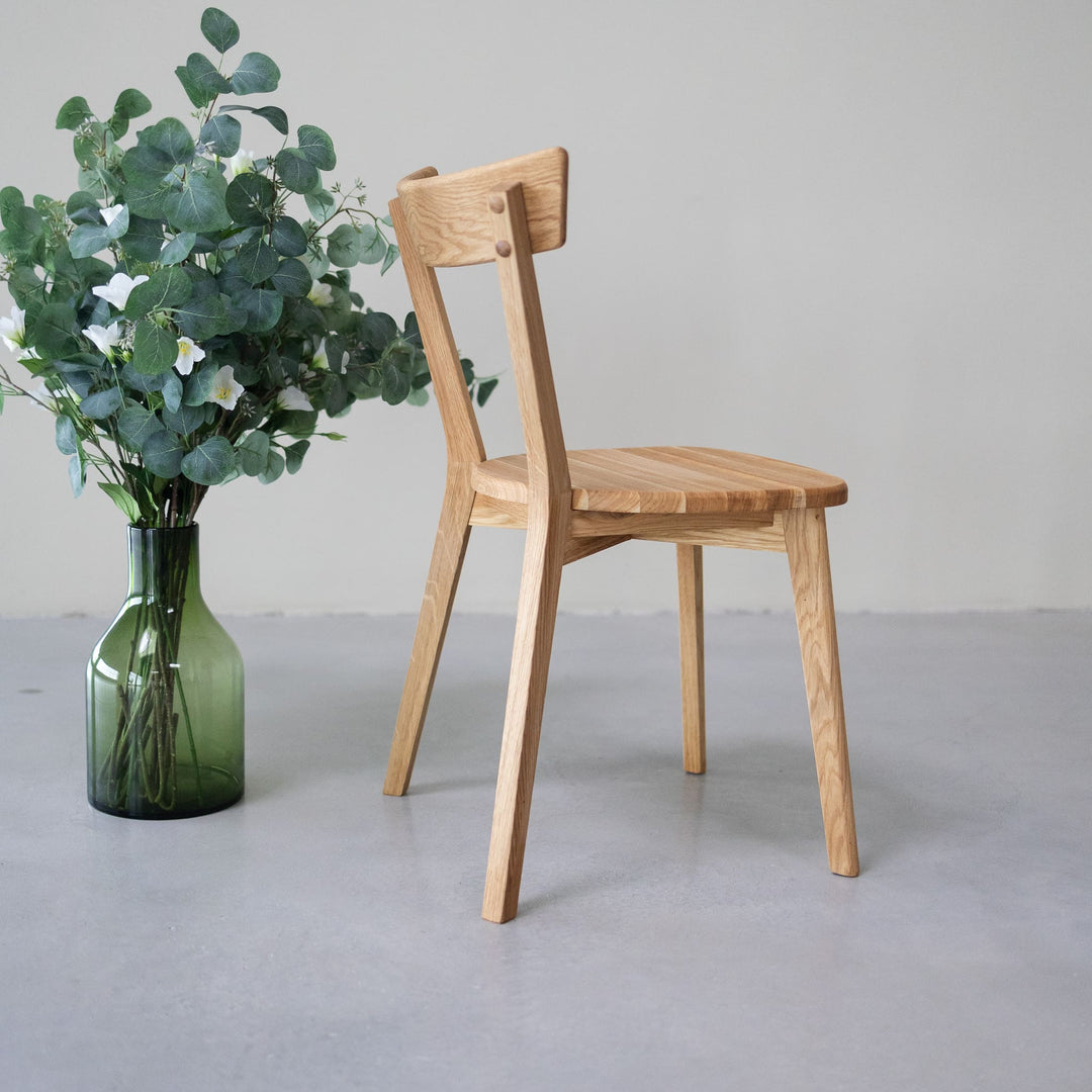 VESKOR Conjunto de cadeiras de jantar em carvalho maciço da coleção Victoria Mobiliário nórdico com um design moderno Mobel.Store