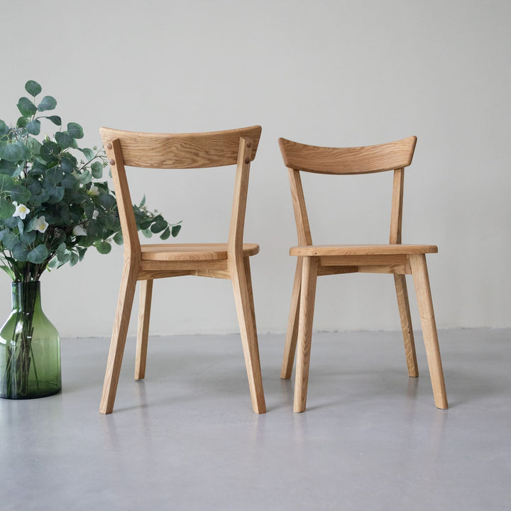 VESKOR Conjunto de cadeiras de jantar em carvalho maciço da coleção Victoria Mobiliário nórdico com um design moderno Mobel.Store