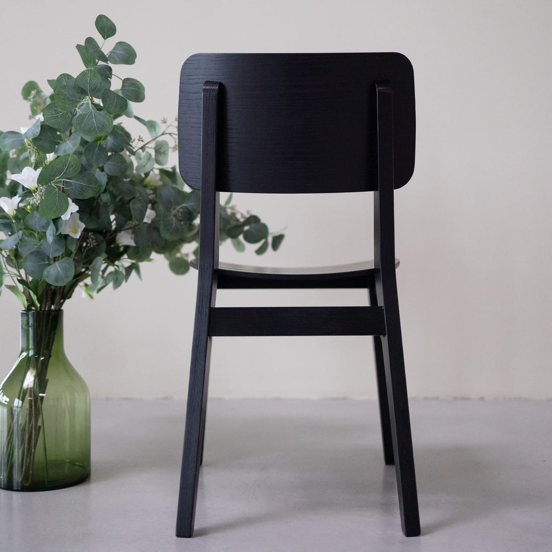 VESKOR Conjunto de cadeiras de jantar em carvalho maciço preto da coleção Dania Mobiliário nórdico com um design moderno Mobel.Store