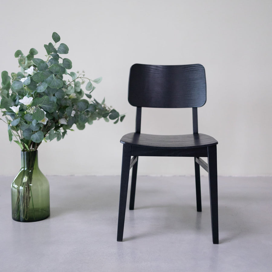 VESKOR Conjunto de cadeiras de jantar em carvalho maciço preto da coleção Dania Mobiliário nórdico com um design moderno Mobel.Store