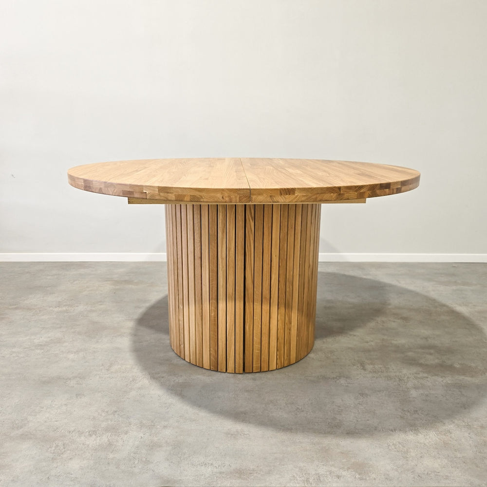 Mesa de jantar redonda extensível VESKOR em carvalho maciço ROMA 135-235 x 135 x 75 cm.