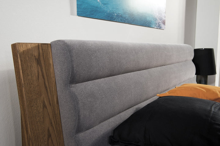 Estrutura de cama VESKOR em carvalho maciço da colecção Velvet. Mobiliário nórdico com um design moderno. 