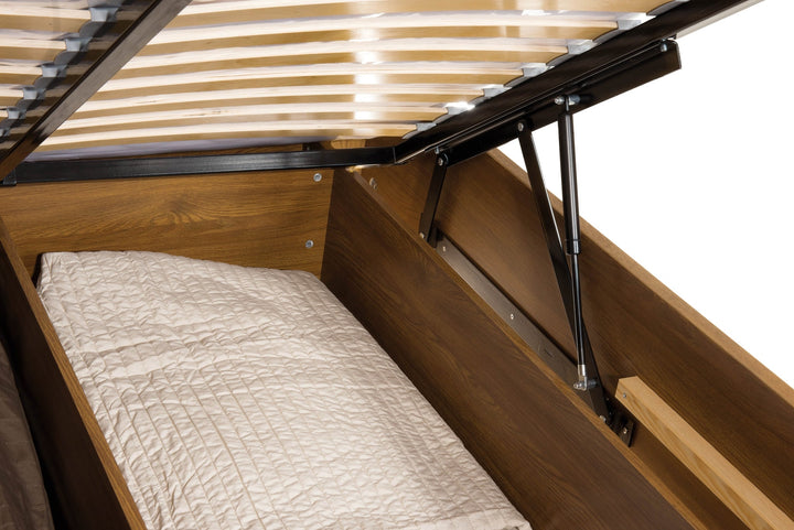 Estrutura de cama elevada em carvalho maciço da colecção Velvet da VESKOR. Mobiliário nórdico com um design moderno. 