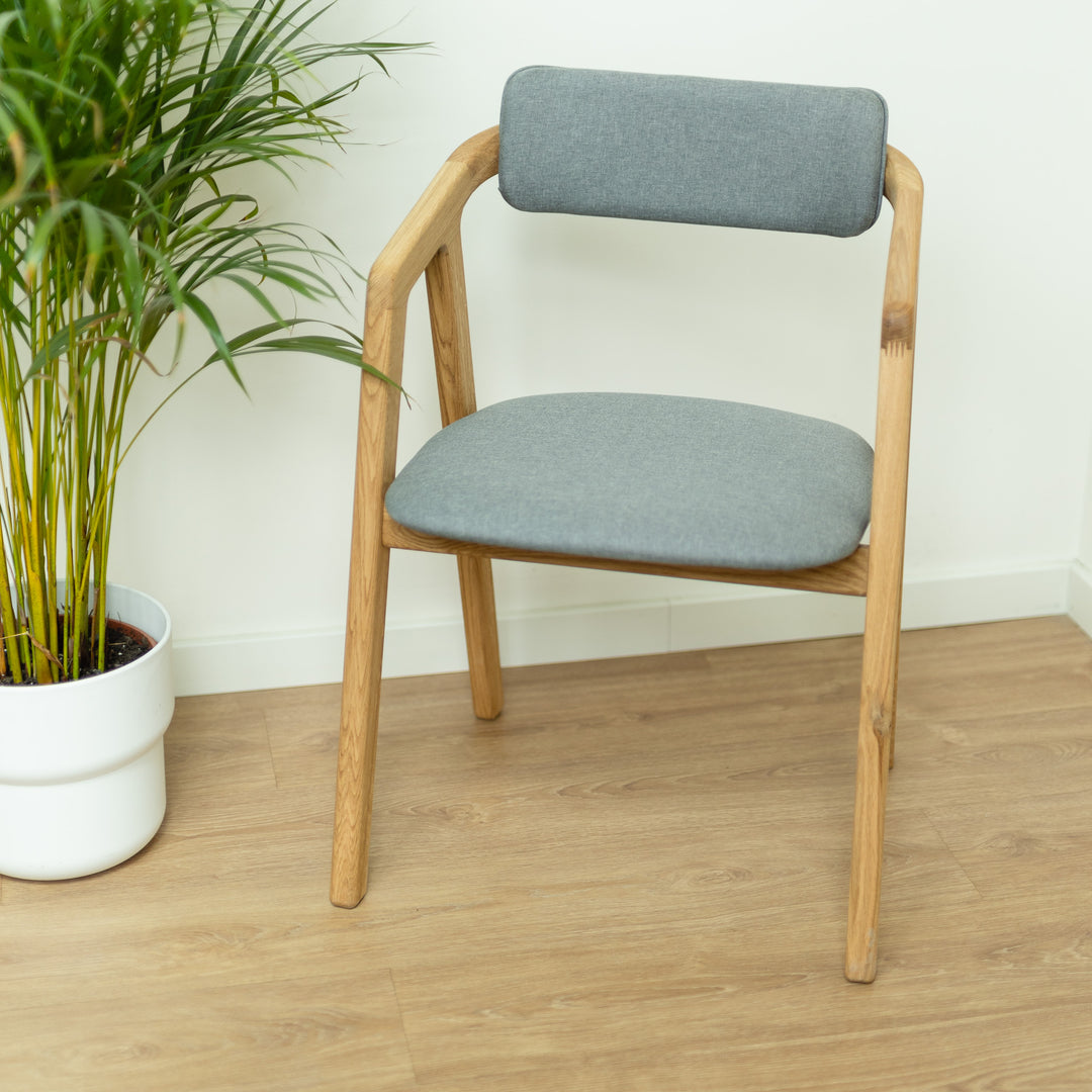VESKOR Cadeira de jantar estofada em carvalho maciço da colecção Soho Mobiliário nórdico com design moderno